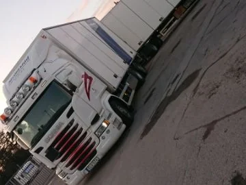 Strömstad Åkeri Lastbil En vit Scania-lastbil från Strömstad Åkeri redo för transportuppdrag.